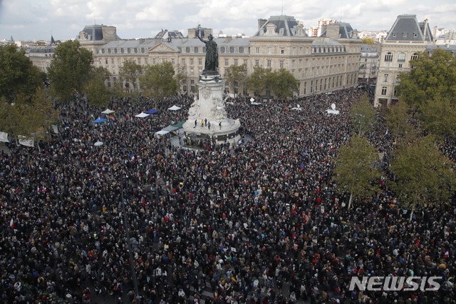 18일(현지시간) 프랑스 파리의 레퓌블리크 광장에서 프랑스 역사 교사 사뮤엘 파티를 기리는 집회가 열리고 있다(출처: 뉴시스)