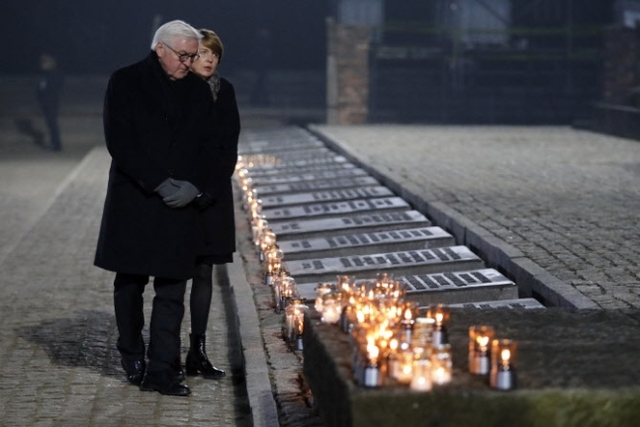 발터 슈타인마이어 독일 대통령 부부가 올초 폴란드 오시비엥침(아우슈비츠의 폴란드 명칭)에서 열린 아우슈비츠-비르케나우 강제수용소 해방 75주년 기념행사에 참석해 촛불 앞에서 희생자들을 추모하는 모습(출처: 뉴시스)