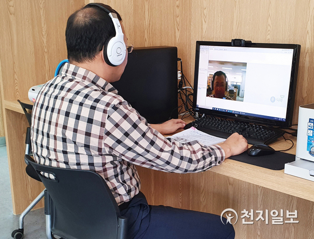 진주 서부청사 종합민원실과 본청(창원) 업무담당자를 연결하는 ‘비대면 영상 민원상담’ 운영 모습. (제공: 경남도) ⓒ천지일보 2020.10.20