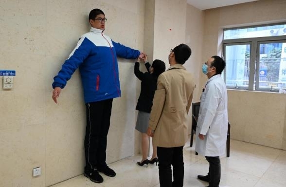 중국 14살짜리 중학생 키가 무려 '2ｍ21㎝' (출처: 펑파이 캡처, 연합뉴스)