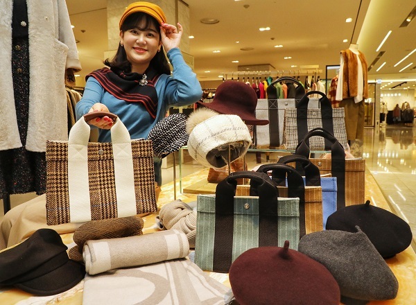 19일 현대백화점 무역센터점 5층 폼스튜디오 매장에서 직원이 다양한 스카프와 모자등 패션 아이템을 선보이고 있다. (제공: 현대백화점)