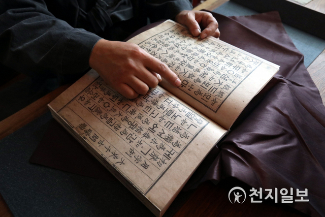 [천지일보=남승우 기자] 시민단체 문화재제자리찾기 혜문 대표가 12일 진행된 인터뷰에서 훈민정음의 과학성에 대해 설명하고 있다. ⓒ천지일보 2020.10.20