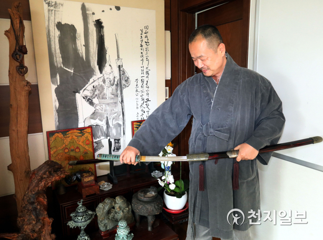 [천지일보=남승우 기자] 시민단체 문화재제자리찾기 혜문 대표가 12일 진행된 인터뷰에서 국보 1호를 숭례문에서 훈민정음으로 변경하겠다는 다짐을 담아 만든 검을 보여주고 있다. ⓒ천지일보 2020.10.20