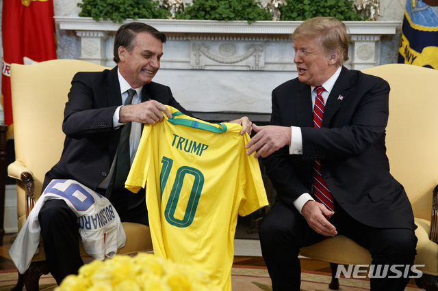 자이르 보우소나루(왼쪽) 브라질 대통령이 2019년 3월 19일(현지시간) 백악관에서 도널드 트럼프 대통령과 정상회담에 앞서 인사를 나누는 모습. (출처: 뉴시스)