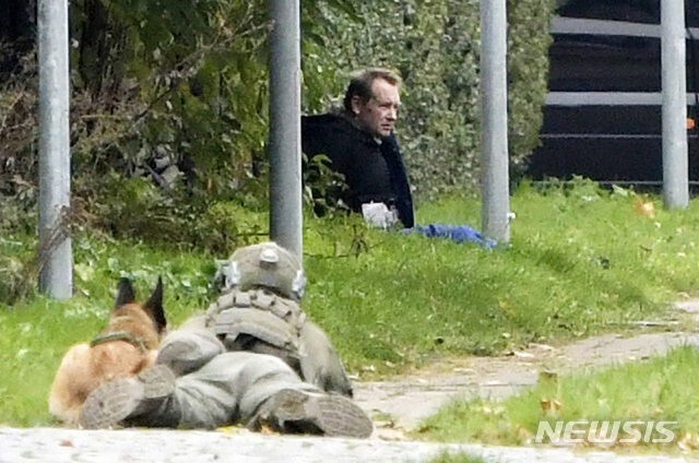 경찰에 포위덴 덴마크 희대 살인마 피터 마드센 (출처: 뉴시스)