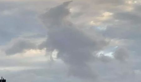 20일(현지시간) 오전 플로리다주 올랜도 상공에서 발견된 마법사 모양 구름 (출처: 에밀리오 볼프람 트위터 캡처, 연합뉴스)