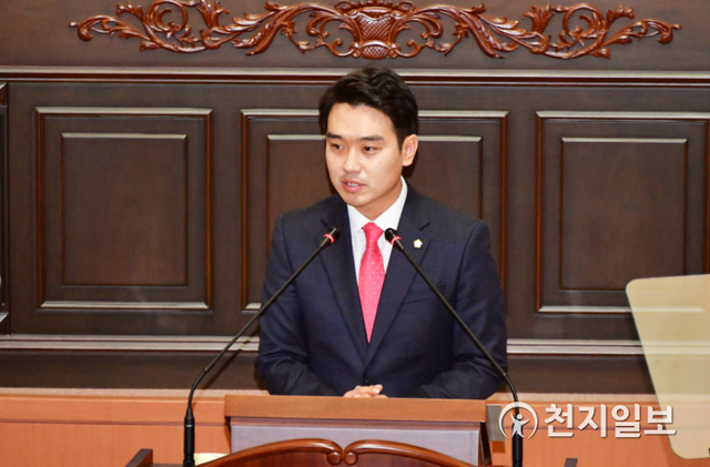 [천지일보 경남=최혜인 기자] 정재욱 진주시의원이 지난 19일 제220회 시의회 정례회 제2차 본회의에서 5분 발언을 통해 ‘창업지원에 대한 제도적 기반수립’을 진주시에 요구하고 있다. (제공: 진주시의회) ⓒ천지일보 2020.6.21