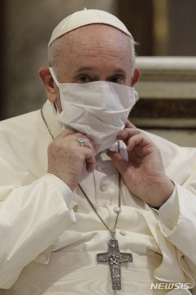 프란치스코 교황이 20일(현지시간) 로마의 산타 마리아 아라코엘리 성당에서 열린 평화를 위한 종교 간 합동 미사에 마스크를 쓰고 참석한 모습. (출처: AP/뉴시스)