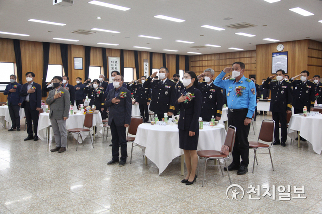 천안서북경찰서가 21일 대회의실에서 ‘제75주년 경찰의날’ 기념식을 개최했다. (제공: 천안서북경찰서) ⓒ천지일보 2020.10.21