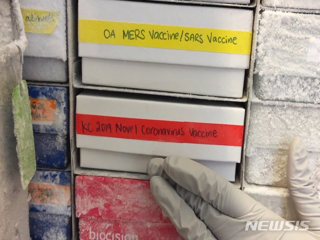 미국 메릴랜드주 베데스다에 있는 미국립보건원 산하 알레르기전염병연구소(NIAID)에서 한 관계자가 '신종코로나 백신'이라고 쓰여져 있는 샘플 등을 냉장고에 넣고 있다. (출처: 뉴시스)