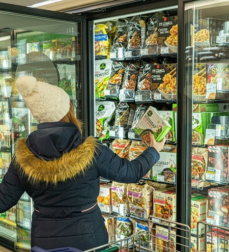 미국의 대형마트에서 한 소비자가 아시안푸드 브랜드들이 별도로 진열된 아시아푸드존에서 비비고 비빔밥 제품을 고르고 있다. (제공: CJ제일제당)