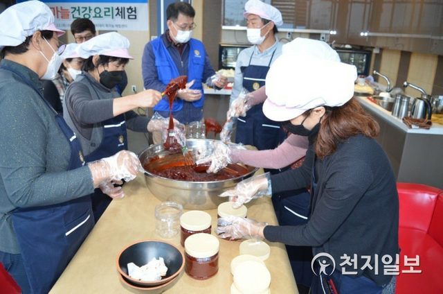 경북 의성군 바르게살기운동의성군협의회 청년회원들이 22일 해피데이 흑마늘 체험센터에서 ‘마늘고추장 만들기’를 하고 있다. (제공: 경북 의성군) ⓒ천지일보 2020.10.22