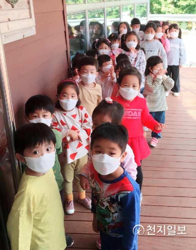 어린이 미세먼지 마스크 착용 모습. (제공: 진주시) ⓒ천지일보 2020.1.27