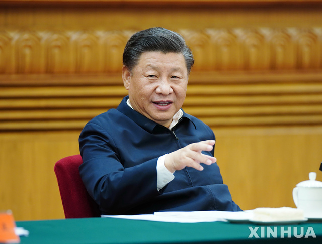 [베이징=신화/뉴시스]시진핑 중국 국가주석이 22일 중국 수도 베이징에서 중국 교육·문화·보건·체육 분야 전문가 와 관계자들이 참석한 심포지엄을 주재하고 있다.
