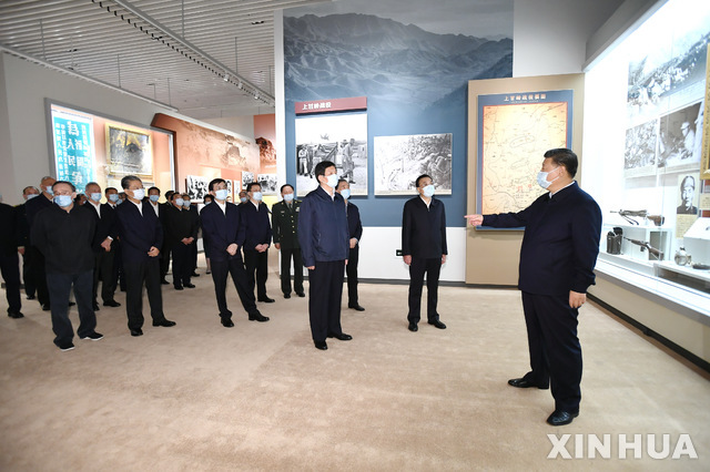 시진핑(오른쪽)중국 국가주석이 19일 중국 베이징의 중국 인민혁명 군사박물관에서 열린 항미원조 전쟁 70주년 기념 전시회 개막식에 참석해 얘기하고 있다. 이번 전시회에는 한국전쟁 당시 전투 사진과 무기 등이 전시됐다. 2020.10.20. [출처: 베이징=신화/뉴시스]