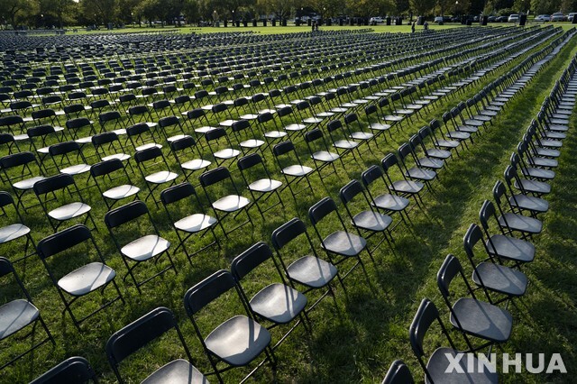 [워싱턴=신화/뉴시스]4일(현지시간) 백악관 외곽 일립스 공원에 코로나19로 숨진 20만여 명을 상징하는 빈 의자 2만 개가 놓여 있다.