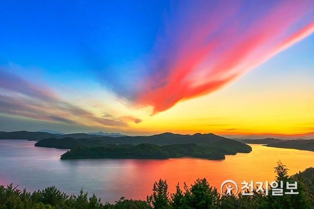 해가 질 무렵 진양호에 내려앉는 노을은 진주 8대 절경으로 보는 이에게 황홀감을 안겨준다. (제공: 진주시) ⓒ천지일보 2019.12.13