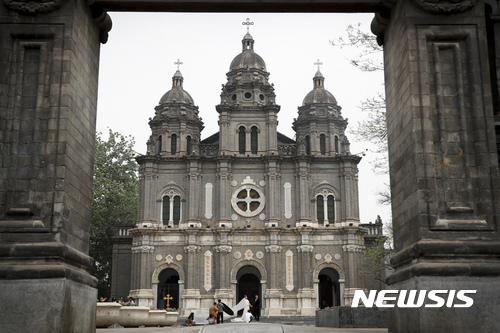 중국 베이징의 가톨릭 성당 앞에서 17일 웨딩 사진 촬영이 진행되고 있다. (출처: AP/뉴시스)