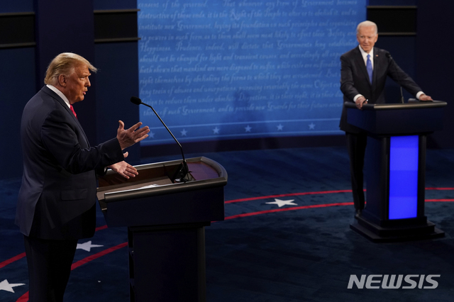 [내슈빌=AP/뉴시스]도널드 트럼프(왼쪽) 미국 대통령이 22일(현지시간) 미 테네시주 내슈빌의 벨몬트대에서 조 바이든 민주당 후보와 미 대선 최종 토론을 하고 있다.