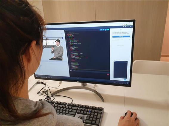 한국기술교육대 재학생이 AI·SW 교육플랫폼을 통해 실습수업을 받고 있다. (제공: 한국기술교육대학교) ⓒ천지일보 2020.10.23