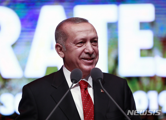 【앙카라=AP/뉴시스】 레제프 타이이프 에르도안 터키 대통령은 12일(현지시간) 러시아판 사드인 S-400을 구매했다며 