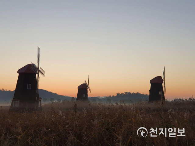 [천지일보 인천=이성애 기자]  25일 오전 6시 인천소래습지공원이 아침을 맞이하고 있다. ⓒ천지일보 2020.10.25