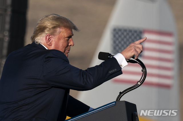 [카슨시티=AP/뉴시스]도널드 트럼프 미국 대통령이 18일(현지시간) 미 네바다주 주도 카슨시티의 카슨시티 공항에서 선거 유세를 하고 있다.