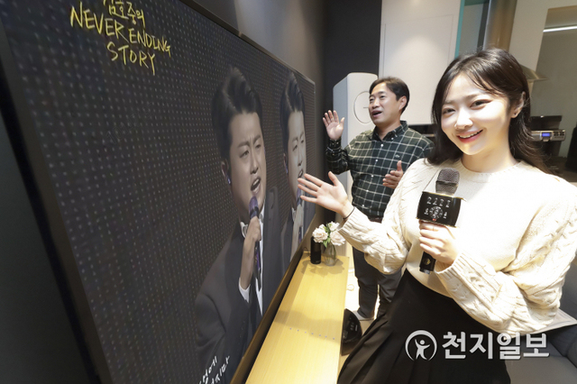 KT 모델들이 올레 tv와 Seezn(시즌)에서만 만나볼 수 있는 김호중 콘서트 실황 VOD를 소개하고 있다. (제공: KT) ⓒ천지일보 2020.10.25