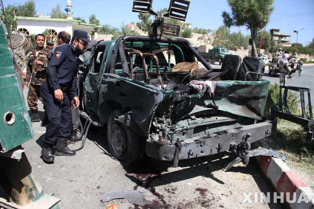 [메타르람=신화/뉴시스]5일(현지시간) 아프가니스탄 라그만주 주도 메타르람 시에서 차량 폭탄 테러가 발생해 군인들이 현장을 조사하고 있다. 현지 경찰은 이 폭발로 최소 8명이 숨지고 28명이 다쳤다고 밝혔다.