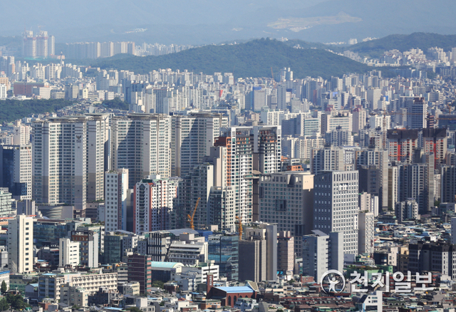사진은 지난달 18일 서울 남산에서 바라본 아파트 단지의 모습. ⓒ천지일보 2020.10.22