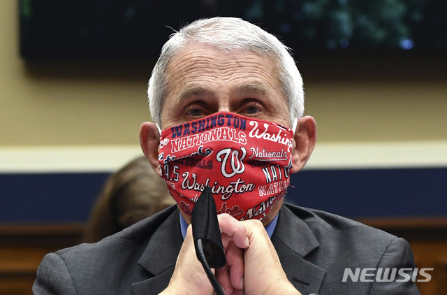 앤서니 파우치 미 국립알레르기전염병연구소(NIAID) 소장이 지난 23일 마스크를 착용한 채 의회에 출석한 모습(출처: 뉴시스)