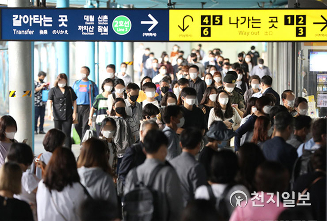 [천지일보=송호정 수습기자] 12일 오전 마스크를 쓴 시민들이 서울역 지하철을 이용해 출근을 하고 있다. 오늘부터 사회적 거리두기가 1단계로 하향 조정됐다. ⓒ천지일보 2020.10.12