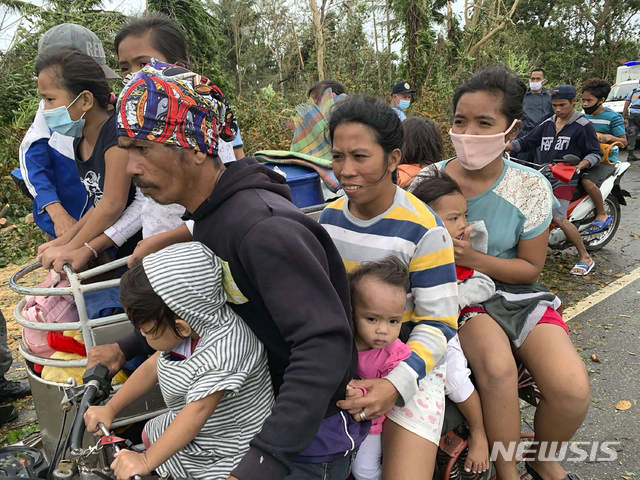 [마닐라=AP/뉴시스]26일(현지시간) 필리핀 중부 민도로섬의 폴라 마을에서 주민들이 제18호 태풍 '몰라베'를 피해 안전한 곳으로 대피하고 있다. 필리핀을 휩쓴 태풍 몰라베로 지금까지 최소 13명이 실종됐으며 건물 붕괴와 홍수 등의 피해가 이어졌다고 현지 관계자가 밝혔다. 2020.10.26.