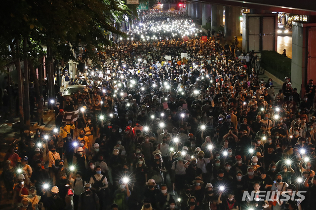 [방콕=뉴시스/AP] 최근 민주화 시위가 계속되고 있는 태국에선 총리가 사퇴 요구를 거부하면서 젊은층을 중심으로 시위가 더욱 거세지는 모양새다. 26일(현지시간) 태국 방콕 중심부에 있는 독일 대사관으로 민주화 시위대가 행진하면서 휴대전화 불빛을 비추고 있다.