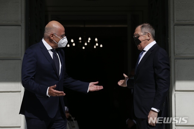 그리스의 니코스 덴디아스 외무장관(왼쪽)이 26일 아테네를 방문한 러시아의 세르게이 라브로프 외무장관을 환영하고 있다. (출처: 뉴시스)