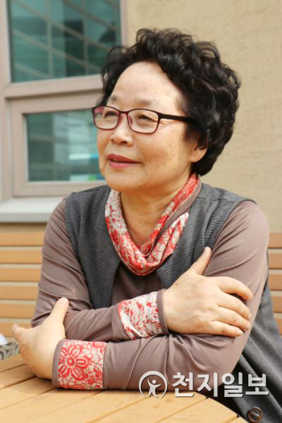 제7회 형평지역문학상을 수상한 박주원 소설가. (제공: 진주시) ⓒ천지일보 2020.10.28