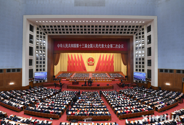 작년 중국 제13기 전국인민대표대회(전인대) 제2차회의가 5일 베이징 인민대회당에서 시진핑 국가주석을 비롯한 최고지도부와 2900여명의 대표 등이 참석한 가운데 개막했다. (출처: 뉴시스)
