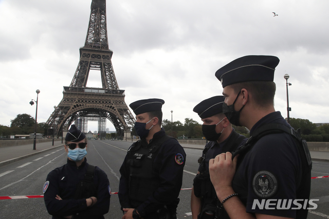 23일(현지시간) 프랑스 파리의 에펠탑에 폭탄을 설치했다는 협박 전화가 들어와 경찰이 일대를 봉쇄했다. (출처: 파리=AP/뉴시스)