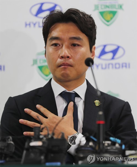 축구선수 이동국이 28일 전주월드경기장에서 은퇴 기자회견을 갖고 있다. (출처: 연합뉴스)