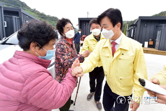 조규일 진주시장이 28일 올 여름 집중호우로 침수피해를 입은 내동면 양옥마을 애양골 이재민 임시주거시설을 찾아 주민들을 위로하고 애로사항을 청취하고 있다. (제공: 진주시) ⓒ천지일보 2020.10.28