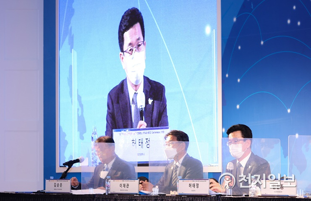 허태정 대전시장이 28일 오후 6시 서울 더케이 호텔에서 열린 ‘2020 자치분권위원회-OECD 국제컨퍼런스’에 참석해 토론을 벌였다. (제공: 대전시) ⓒ천지일보 2020.10.28