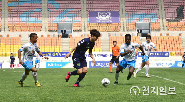지난 16일 오후 3시 진주종합경기장에서 진주시민축구단과 충주시민축구단과의 K4리그 경기가 열리고 있다. (제공: 진주시) ⓒ천지일보 2020.5.17