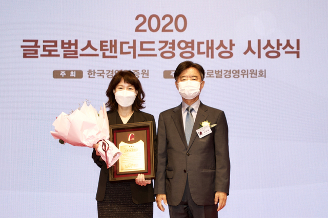 한전KDN이 지속가능경영대상을 수상한 가운데 김미경 한전KDN 실장(왼쪽)이 기념촬영을 하고 있다.ⓒ천지일보 2020.10.29