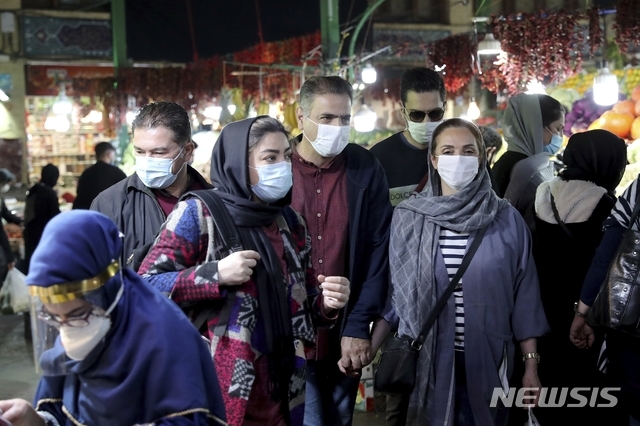 테헤란에서 시민들이 마스크를 쓰고 있는 모습. (출처: 뉴시스)