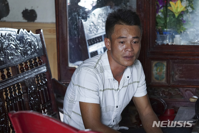【응에안=AP/뉴시스】 작년 영국 에식스 주의 한 산업단지에서 발생한 냉동 트럭 사망사건 피해자로 추측되는 베트남인 보응옥남의 형이 27일(현지시간) 그의 고향인 베트남 응에안의 집에서 인터뷰를 하고 있다.