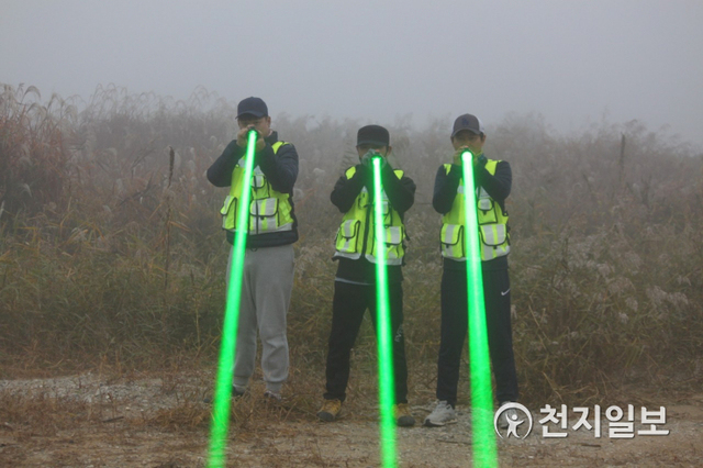 1. 천안시 철새퇴치 요원들이 새의 접근을 막기 위해 레이저 건을 활용한 작업을 펼치고 있다. (제공: 천안시) ⓒ천지일보 2020.10.29