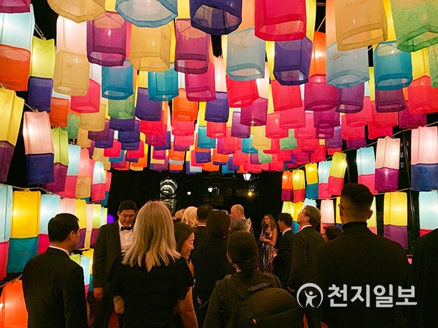 지난 22일 워싱턴D.C. 소재 프리어새클러 미술관에서 한국 주제전이 열린 가운데 행사 참가자들이 ‘진주실크 소망등’을 구경하고 있다. (제공: 진주시) ⓒ천지일보 2019.11.24