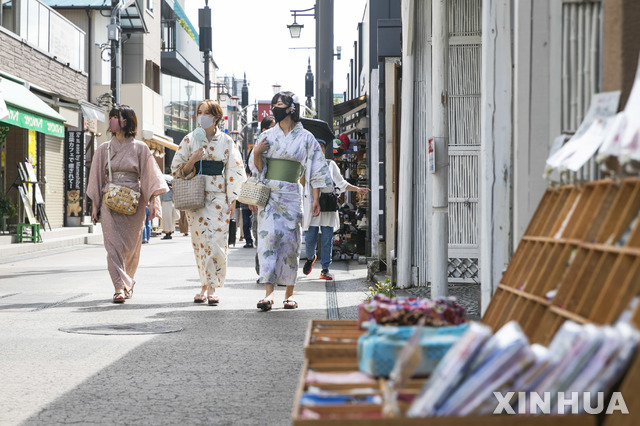 일본 가나가와현 가마쿠라에서 코로나 예방을 위해 마스크를 착용한 행인들이 시내 코마치 도리 거리를 지나고 있다. 사진은 8월27일 촬영한 것이다. (가마쿠라=신화/뉴시스)