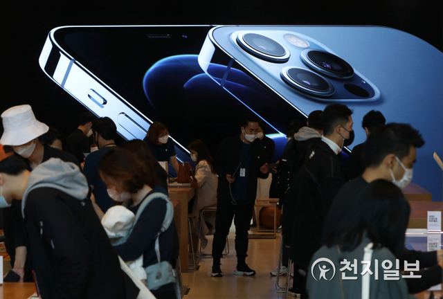 [천지일보=남승우 기자] 애플 신제품 아이폰12가 정식 출시된 30일 오전 서울 강남구 신사동 애플 가로수길 매장을 찾은 시민들이 아이폰12를 살펴보고 있다. ⓒ천지일보 2020.10.30