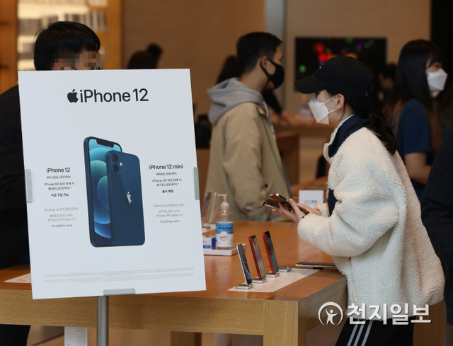 [천지일보=남승우 기자] 애플 신제품 아이폰12가 정식 출시된 30일 오전 서울 강남구 신사동 애플 가로수길 매장을 찾은 시민들이 아이폰12를 살펴보고 있다. ⓒ천지일보 2020.10.30